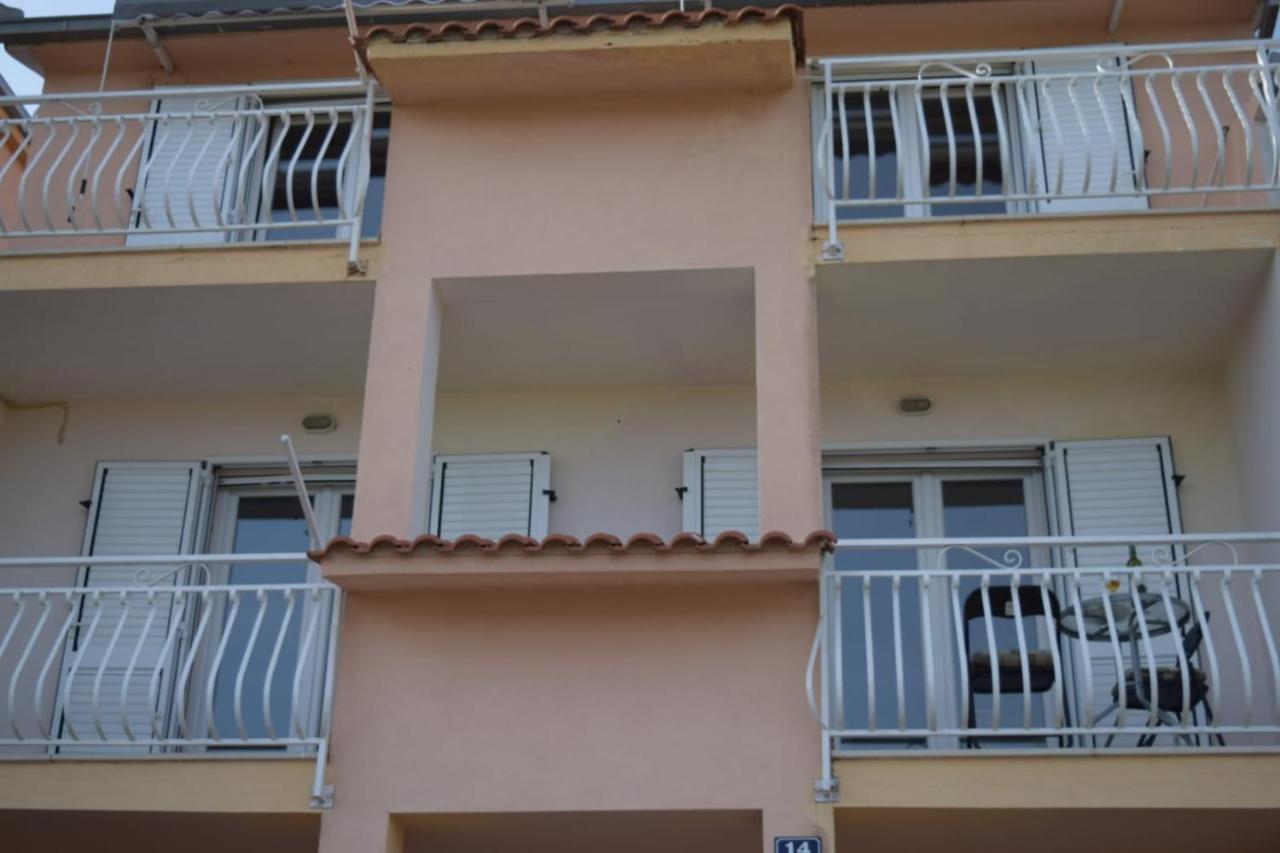 Apartments Marta Kaštel Novi Exteriör bild