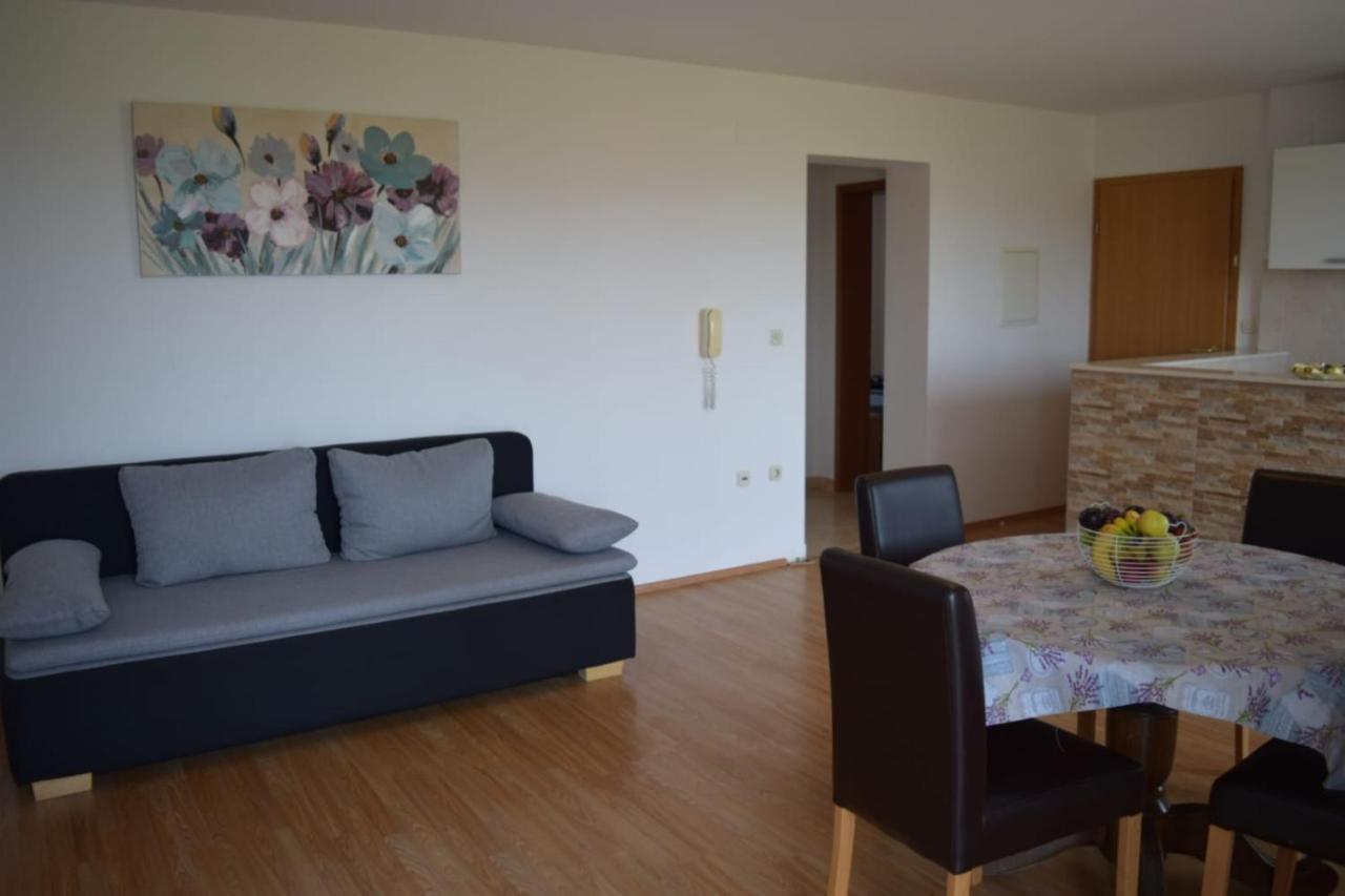 Apartments Marta Kaštel Novi Exteriör bild